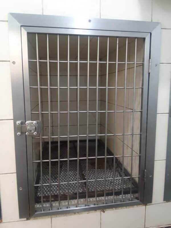Puertas acero inoxidable para perreras de concreto